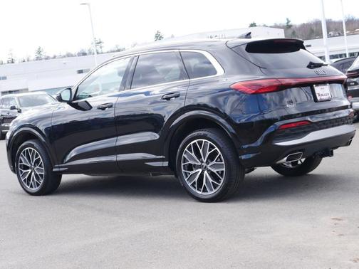 Mythos Black Metallic 2025 Audi Q5 2.0T quattro Premium