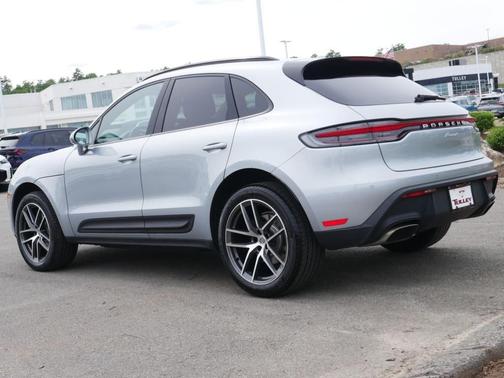Dolomite Silver Metallic 2022 Porsche Macan Base