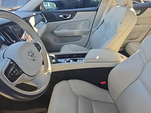 2023 Volvo S60 B5 Plus Dark Theme