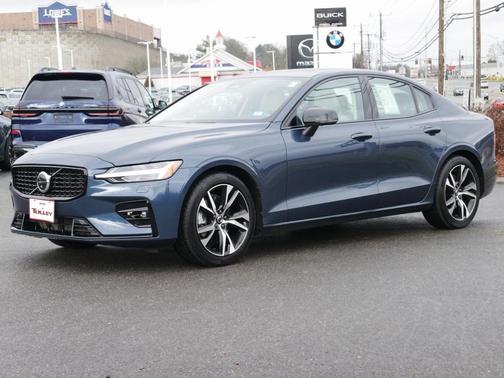 2023 Volvo S60 B5 Plus Dark Theme