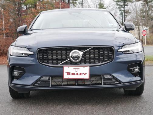 2023 Volvo S60 B5 Plus Dark Theme