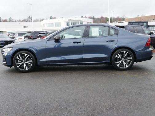 2023 Volvo S60 B5 Plus Dark Theme