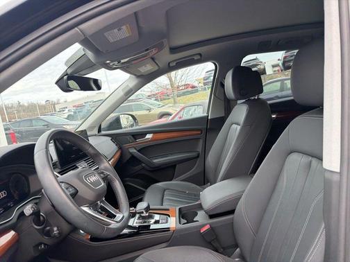 Mythos Black Metallic 2023 Audi Q5 45 S line quattro Premium