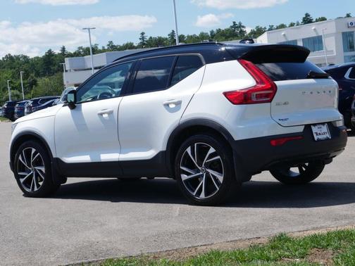 Crystal White 2021 Volvo XC40 T5 R-Design