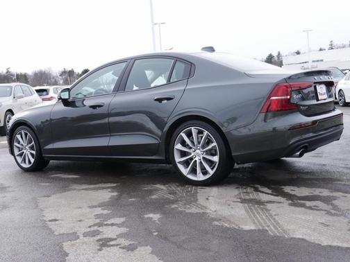 2021 Volvo S60 T6 Momentum