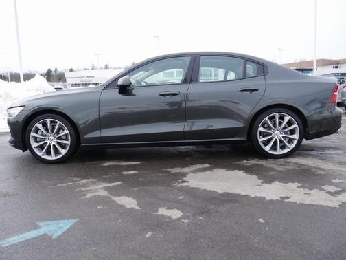 2021 Volvo S60 T6 Momentum