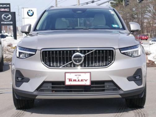 2023 Volvo XC40 B5 Plus Bright Theme