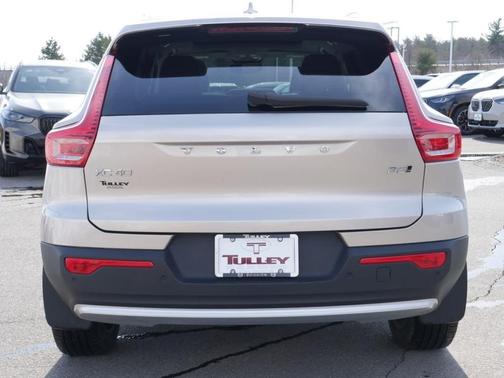 2023 Volvo XC40 B5 Plus Bright Theme