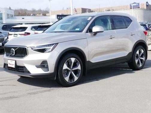 2023 Volvo XC40 B5 Plus Bright Theme