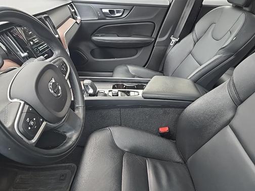 2022 Volvo S60 B5 Momentum