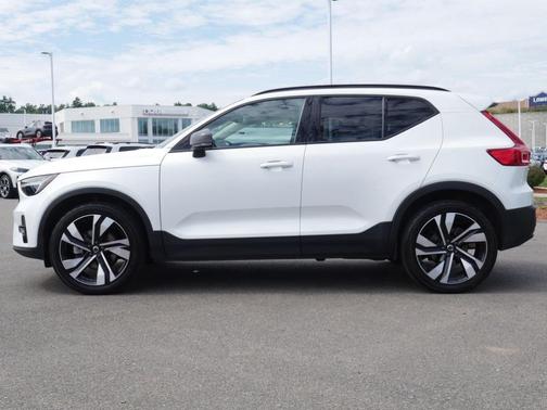 Crystal White 2023 Volvo XC40 B5 Plus Dark Theme