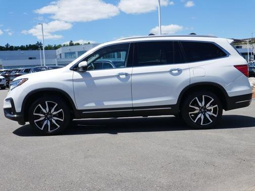 White 2022 Honda Pilot Touring 7-Passenger