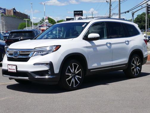 White 2022 Honda Pilot Touring 7-Passenger