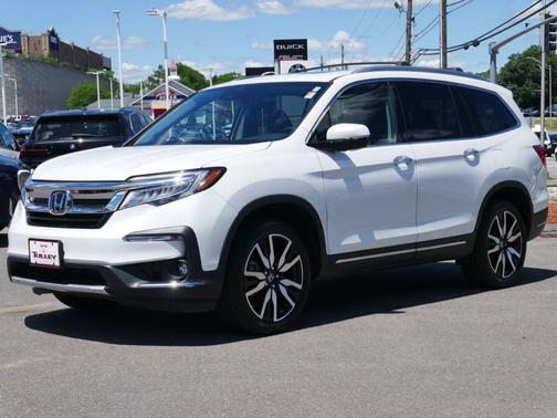 White 2022 Honda Pilot Touring 7-Passenger