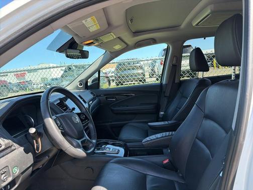 White 2022 Honda Pilot Touring 7-Passenger