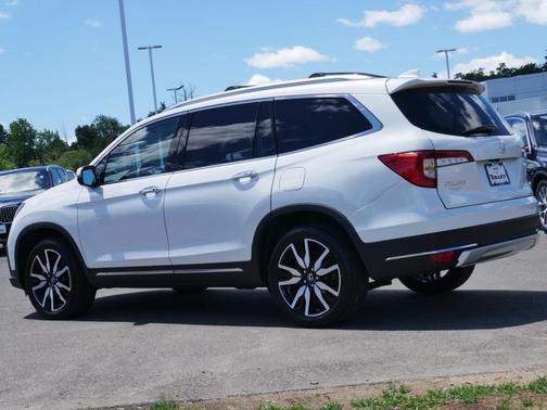 White 2022 Honda Pilot Touring 7-Passenger