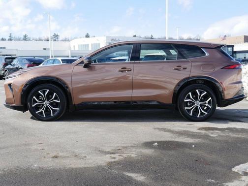 2025 Toyota Crown Signia XLE