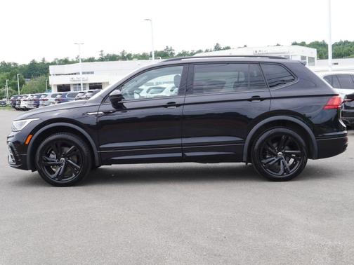 Deep Black Pearl Effect 2024 Volkswagen Tiguan 2.0T SE R-Line Black