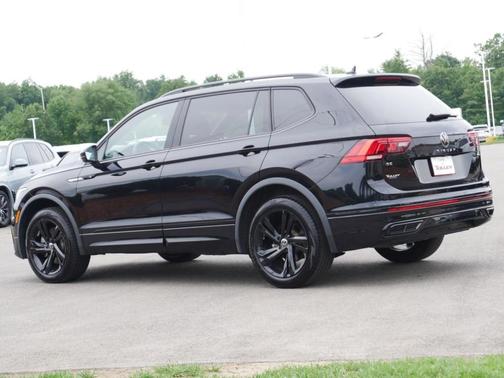 Deep Black Pearl Effect 2024 Volkswagen Tiguan 2.0T SE R-Line Black