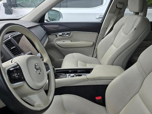 2020 Volvo XC90 T6 Momentum 7 Passenger