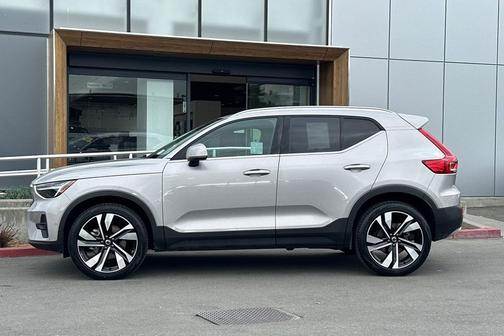 2025 Volvo XC40 B5 Plus Bright Theme