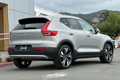2025 Volvo XC40 B5 Plus Bright Theme