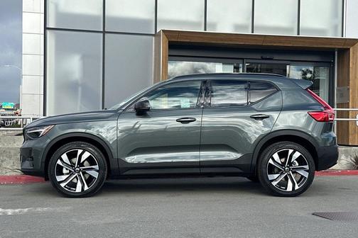 2026 Volvo XC40 Ultra, B5 AWD Gas (mild hybrid), Dark