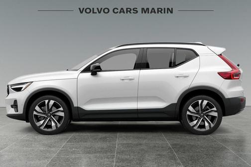 2025 Volvo XC40 B5 Plus Dark Theme