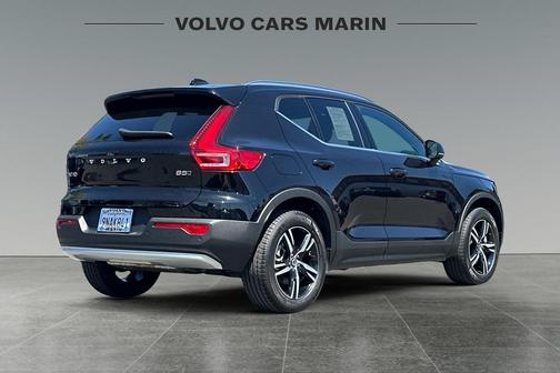 Onyx Black Metallic 2025 Volvo XC40 B5 Core Bright Theme