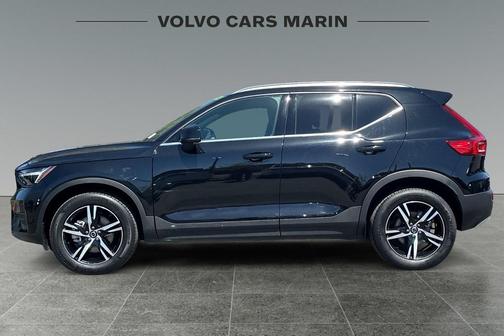 Onyx Black Metallic 2025 Volvo XC40 B5 Core Bright Theme
