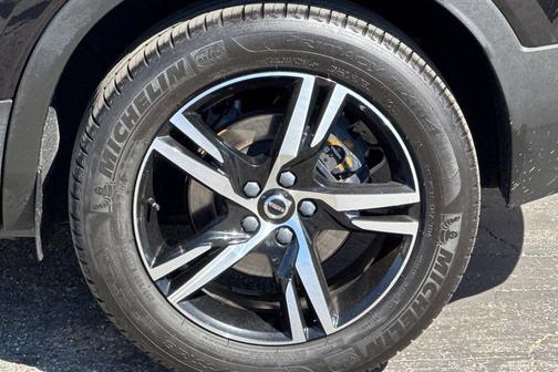 Onyx Black Metallic 2025 Volvo XC40 B5 Core Bright Theme