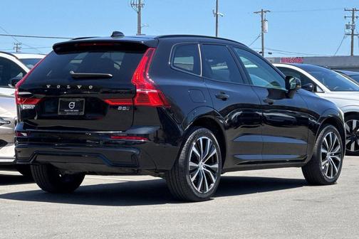 Onyx Black Metallic 2023 Volvo XC60 B5 Plus Dark Theme