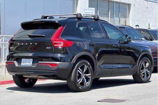 2023 Volvo XC40 B5 Plus Dark Theme