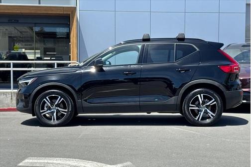 2023 Volvo XC40 B5 Plus Dark Theme