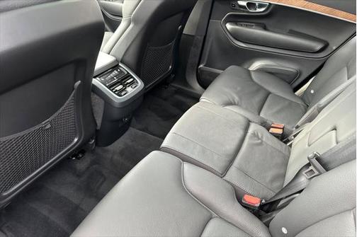 2024 Volvo XC90 B5 Plus Bright Theme