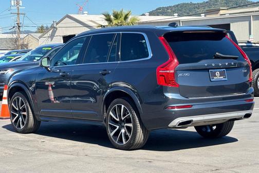 2021 Volvo XC90 T6 Momentum