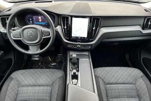 2022 Volvo XC60 B5 Momentum