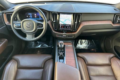 2023 Volvo XC60 B5 Ultimate Bright Theme