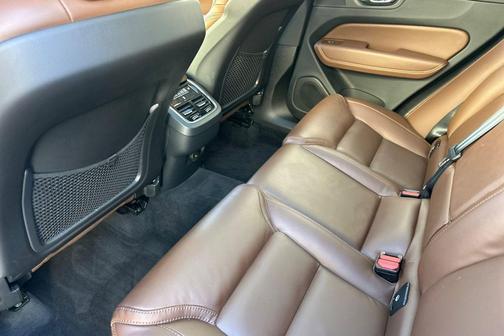 2023 Volvo XC60 B5 Ultimate Bright Theme