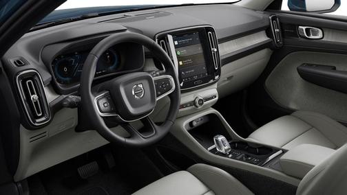 2023 Volvo XC40 B5 Ultimate Dark Theme