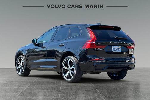 2023 Volvo XC60 B5 Ultimate Dark Theme