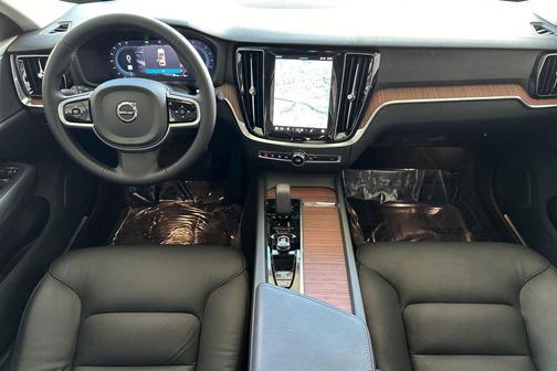 2025 Volvo V60 Cross Country B5 Plus