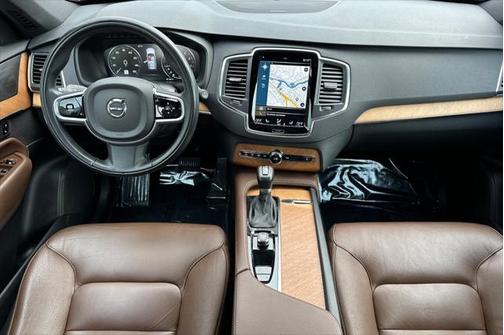 2022 Volvo XC90 T6 Momentum