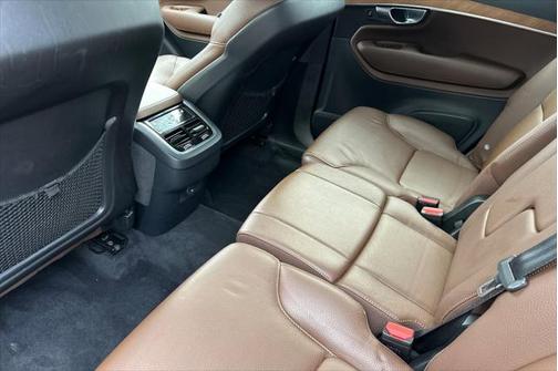 2022 Volvo XC90 T6 Momentum