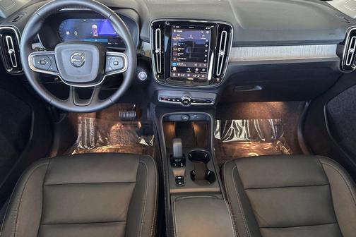 2025 Volvo XC40 B5 Core Bright Theme