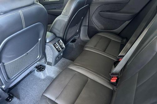 2025 Volvo XC40 B5 Core Bright Theme