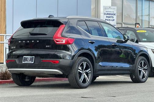 2025 Volvo XC40 B5 Core Bright Theme