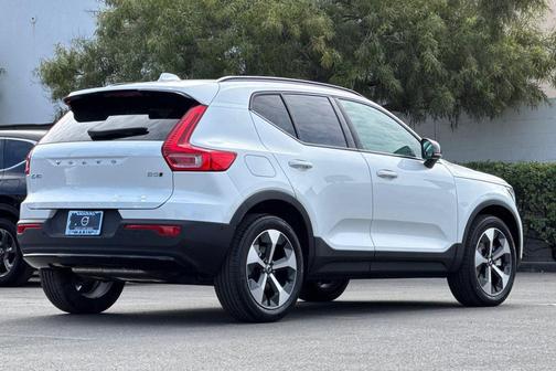 Crystal White 2026 Volvo XC40 Plus, B5 AWD Gas (mild hybrid), Dark