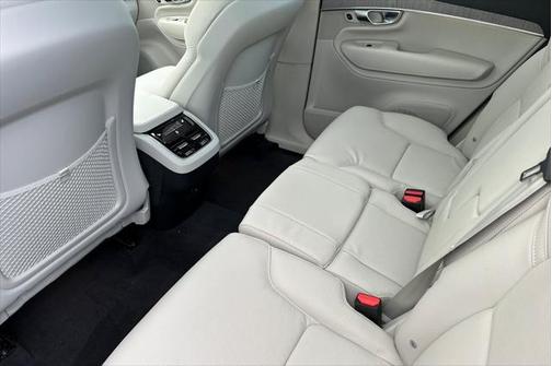 2025 Volvo XC90 B6 Plus 7-Seater