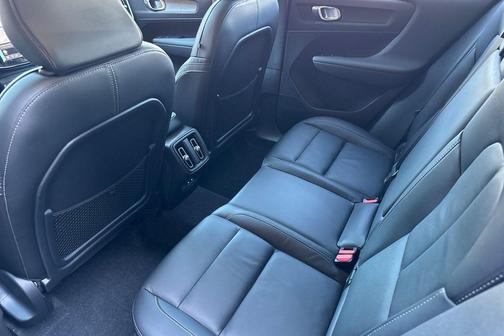 Onyx Black Metallic 2023 Volvo XC40 B5 Plus Dark Theme